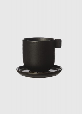 Kaffekopp Ernst med fat, svartErnst glaserade kaffekoppmed fat i stengods.
Höjd: 8,5 cmDiameter: 10,5 cmMaterial: StengodsFärg: Svart