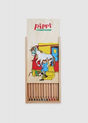 Färgpennor, Pippi & Lilla GubbenPennset i en vacker träask med Pippi Långstrump på! Asken innehåller pennor med olika färger.12 pennorSkjutlockTillverkat av furu190x102x17 mmPippi Långstrump är nio år gammal. Hennes hår har samma färg som en morot och är 
