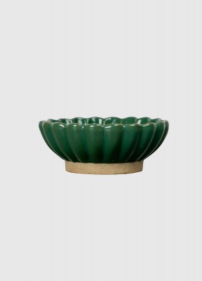 Bowl Florian, smallFlorian är en mindre skål i i grön. Skålens inspiration är hämtad från naturen och den har formen av en blomma.Material: PorslinHöjd: 3,5 cmDiameter: 9,5 cmTål maskindisk