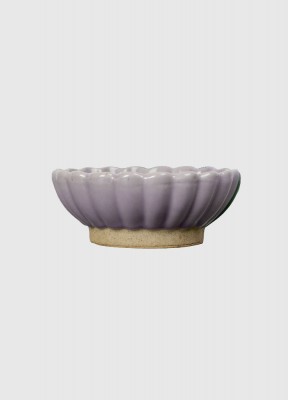 Bowl Florian, smallFlorian är en mindre skål i lila. Skålens inspiration är hämtad från naturen och den har formen av en blomma.Material: PorslinHöjd: 3,5 cmDiameter: 9,5 cmTål maskindisk