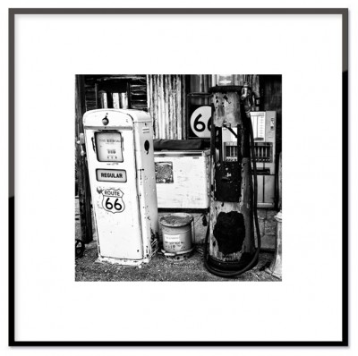 Poster Gas stationAffisch i svartvitt med gammal bensinstation. Tryckt på miljövänligt 230g matt papperStorlek: 30x30 cm och 50x50 cmPostern levereras utan ram