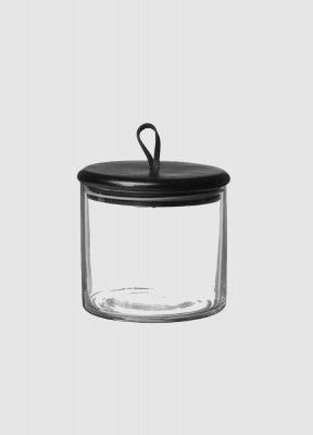 Glasburk med svart lockEn glasburk i klarglas med svart lock.Diameter: 8,5 cmStorlek: 9x8 cm
