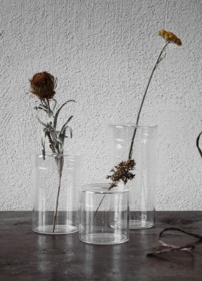 Glasvas med lock, ErnstGlasvas med lock, placera en solitär blomma eller kvist för fin dekoration i hemmet.Höjd: 7 cmDiameter: 7,5 cmMaterial: GlasFärg: KlarglasTål maksindisk