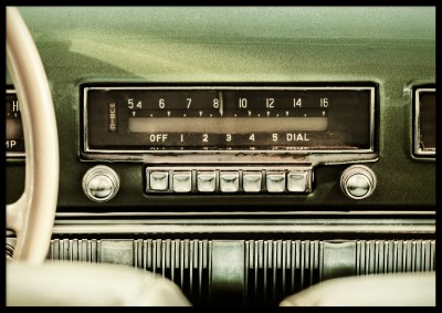 Affischen Green radioVintageposter med snygg grön radio i en gammal bil.Tryckt på miljövänligt 230g, matt papperFinns i flera storlekar Postern levereras utan ram