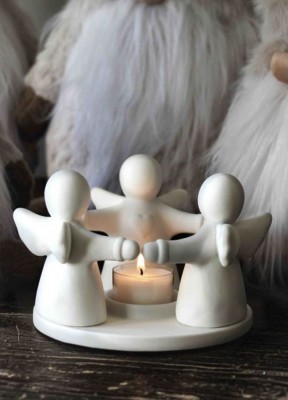 Ljuslykta Majas Cottage, Guardian AngelsFin ljusstake i keramik med tre änglar. När du köper produkter från Majas Cottage går 10% av inköpspriset till Barncancerfonden.Storlek: 15x9 cmMaterial: Keramik