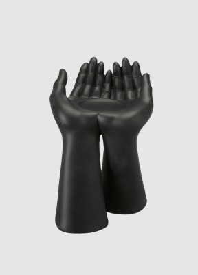 Dekoration med ljushål, handEn svart matt dekoration i form av två händer. I händerna är det ett litet hål där du kan ställa dit ett ljus. Storlek: 19x17x25 cmMaterial: Polyresin