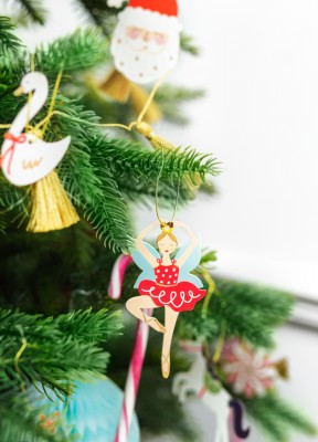 Hängande juldekorationer, mix 12-packHängande dekorationer till granen eller att pynta julklapparna med! Dessa hängande dekorationer med skogstema är gjorda av papper och innehåller 3st av varje motiv. Totalt 12st. Varje dekoration har ett guldfärgat snör