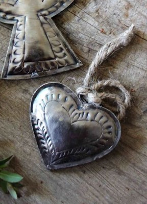 Hängande hjärta, Majas CottageEtt fint hängande hjärta i galvaniserad metall. Säljs med 10% förmån till Barncancerfonden.Storlek: 7x6 cmMaterial: Metall