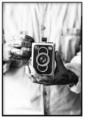 Poster Holding CameraPrint i svartvitt med händer hållandes en gammal kamera.Tryckt på 180g, bestruket papperFinns i flera storlekar Postern levereras utan ram
