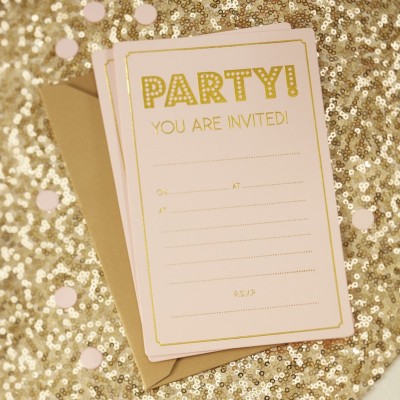 Inbjudningskort med lyxkänsla i rosa och guld 10-packMan kan ju faktiskt säga att festen börjar redan när inbjudningskorten kommer till gästerna. För redan då ska ju gästerna få en känsla av fest och glädje som skapar förväntan inför det som komma skall! 