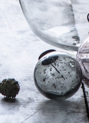Julkula i glas, smokeHandgjord julkula som gör att utseendet från glaset kommer från silvermetall som syns i glaset. Silvermetallfolien sprider sig så att det ser ut som stenar i glaset. Glaskulan är gjord i dubbelskiktsglas och varje julkula är unik. Fin