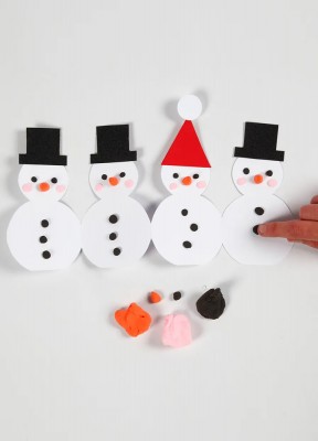 Julpyssel, gör egna juldekorationerEnkelt julpyssel med schabloner till barn och kreativa. Klipp ut de söta snögubbarna ur kartong och dekorera dem med Silk Clay. Innehåller: Set med kreativt material och schabloner till fina juldekorationer 