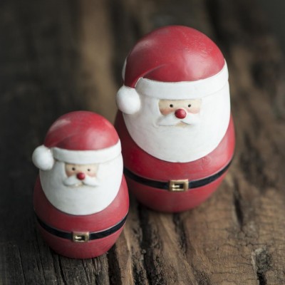 JultomteEn söt liten jultomte i porslin, finns i två storlekar. Höjd: 5,8 cm Diameter: 3,8 cmHöjd: 7,5 cm Diameter: 4,9 cm