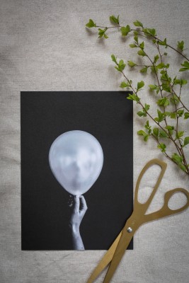 Fotokonst BallongSvartvit fotokonst, som finns i storlekarna 30x40 cm och 50x70 cm.Tryckt på miljövänligt 230g, matt papperFinns i flera storlekar Postern levereras utan ram
