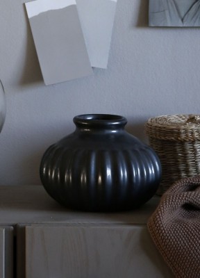 Vacker vas för vackra blommorVacker keramikvas som är formad som en kupol. Ställa fram vasen på bordet med en fin bukett blommor i.Storlek: 11x16 cm