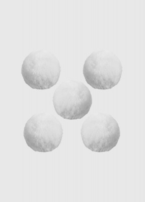 Konstgjorda snöbollar, 5-packFluffiga vita snöbollar för inomhusbruk. Dekorera med de här fina konstgjorda snöbollarna till jul.Antal: 5 st 