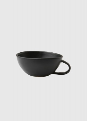 Fin kopp i stengodsGör din dag ännu lyxigare med denna svarta kopp i stengods. Drick ditt te eller kaffe i den fina koppen och njut av en extra lyxig vardag. Diameter: 12 cmHöjd: 6 cm Material: StengodsFärg: Svart