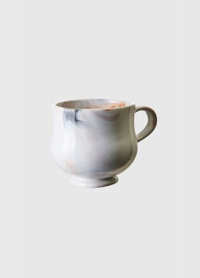 Kopp Leo , marmoreradKopp med en härlig design med en liten fot. Mjuk form perfekt för en kopp kaffe. Koppen är snyggt marmorerad och gjord av stengods.Storlek: Ø9xH9 cmFärg: Marmorerad i ljusa nyanserMaterial: StengodsTål Maskindisk