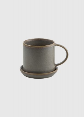 Kopp med fat, ErnstGlaserade kaffekoppar från Ernst med fat i stengods finns i tre olika färger och även som tekopp.Material: StengodsFärg: GråTål maskindiskDiameter. 7,5 cmHöjd: 7 cm