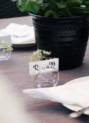 Korthållare SörforsVacker liten glasvas som du kan placera ett kort i, perfekt till bordsplaceringen. Stoppa i en vacker växt eller några bär på en kvist och skapa en personlig dukning. Storlek: 5,5x4,5 cmMaterial: Glas