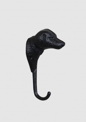 Järnkrok, hundKrok i form av ett hundhuvud i svart gjutjärn/smide. Kul och annorlunda krok som passar perfekt i köket eller hallen.
Bredd: 5 cmDjup: 7Höjd: 15 cmMaterial: GjutjärnFärg: Svart