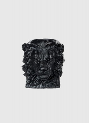 StiligEn kruka i form av ett lejonhuvud. Färg: Svart24x27x26,5 cm