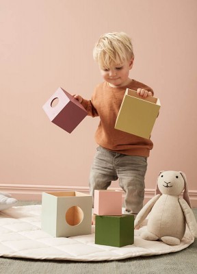 Stapla och sorteraStapelbara kuber i fina färger i trä. Går att stapla på och i varandra och sortera i storleksordning från minsta till största och omvänt. Uppmuntrar till logiskt tänkande, tränar motorik, koordination och kan sysselsätta barnet i flera t