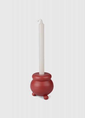 Kulljusstake, rödEn fin traditionsenlig kulljusstake för kronljus. Storlek: 10,1x10,4 cmMaterial: DolomitLjus ingår ej