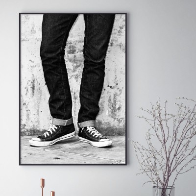 Poster LegsEn svartvit fotoposter ett par ben i sneakerskor.  Tryckt på miljövänligt 230g, matt papperFinns i flera storlekar Postern levereras utan ram