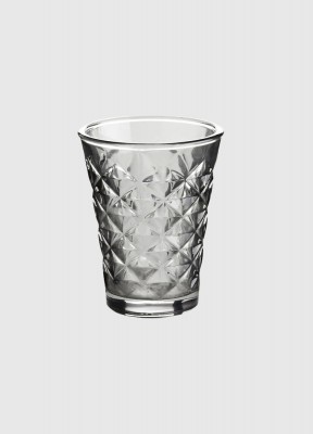 Ljuslykta i glas, smoked greyDenna fina ljuslykta i fasettglas med en geometrisk yta för värmeljus eller som en vas för en liten blommabukett - Facetglas är ett måste i den nordiska inredningen.Höjd: 10 cmFärg: Grå