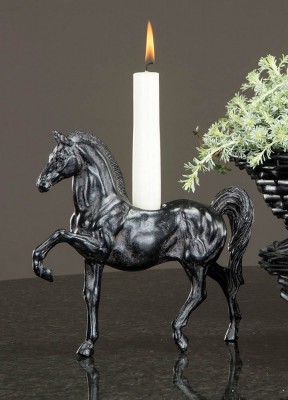 HästljusstakeSvartbrun ljusstake i form av en stående häst.Bredd: 4 cmHöjd: 18 cmLängd: 19 cmFärg: Svartbrun