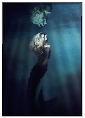 Poster MermaidVackert konsttryck med en djupblå färg och vacker sjöjungfru. Tryckt på miljövänligt 230g matt papperFinns i flera storlekarPostern levereras utan ram