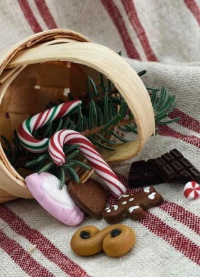 Nisses julgodis, 9-packKan det bli sötare än så här? Nisses svensktillverkade julgodis i miniatyrformat. Nu kan Nisse få smaska på skumtomtar, lussekatter, chokladkaka och karameller. Den avbitna chokladkakan är verkligen pricken över i:et i den här samli