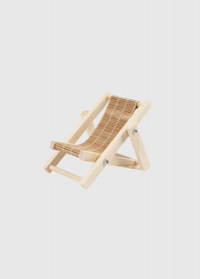 Nisses strandstol, träLiten ihopfällbar solstol i ljust trä med bambumatta. Strandstolen är perfekt i många olika instillationer inom mini-world,nissens dörr och liknande.Bredd: 7,5 cmHöjd: 9,5 cmMaterial: Trä 