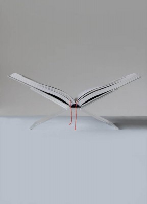 TransparentEtt stabilt bokstöd för Coffee Table Books, eller för den delen vilken favoritbok som helst. Ett fint sätt att låta favoriterna ligga framme och lätt att ändra efter humör och känsla!Höjd: 15cmLängd: 30cmDjup: 17cmMaterial: Transparant akryl  
