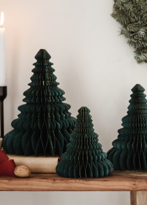 Pappersdekoration, grön granFina julgranar i papp att ställa på bordet eller att hänga upp i dess guldfärgade snöre.Material: PapperFinns i tre storlekar
