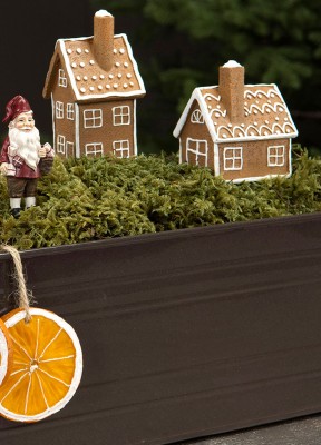 Pepparkakshus på stick, 2-packFina pepparkakshus på stick, att sätta i fina jularrangemang.Storlek: 4x9 cmSäljes i 2-packMaterial: Poly