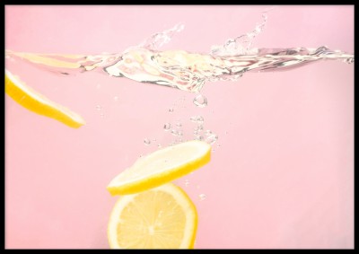 Affischen Pink lemonEn riktigt färgstark fotoposter över läskande citron. Tryckt på miljövänligt 230g, matt papperFinns i flera storlekar Postern levereras utan ram