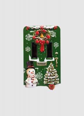 Plåtburk, grön juldörrHärlig plåtburk med den äkta julkänslan i form av en grön dörr med juligt tema.Storlek: 20,5x11x5,8 cmRymmer 1300 ml