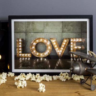 Poster Love LightLåt kärleken alltid lysa med denna fotoposter!Tryckt på miljövänligt 230g, matt papperFinns i flera storlekarPostern levereras utan ram  