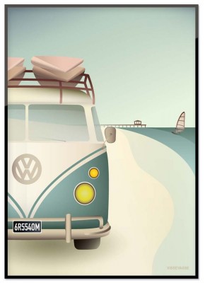 Poster VW CamperFull av förväntan och gott humör viner VW husbilen på breda stränder och höga vågor. Den klassiska skåpbilen har länge varit en favorit bland surfare, och är på många sätt blivit en symbol för frihet, vinden i håret, och idén om det enkla 