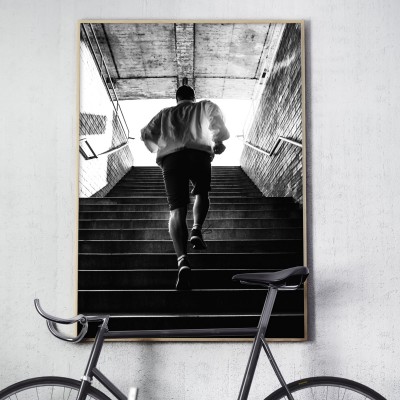Poster Prove itSvartvitt fotoprint över en man springandes uppför en trappa. Tryckt på miljövänligt 230g, matt papperFinns i fler storlekar Postern levereras utan ram