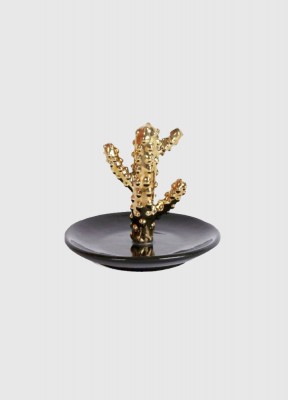 Fat till småsakernaEtt snyggt litet svart fat med en guldfärgad kaktus. Fint att ställa som prydnad, och användbart till dina smycken och småsaker. Storlek: 11x11x9.6 cm