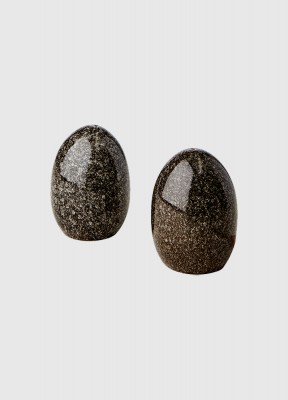 Salt- och Pepparkar, svart/brunSalt- och pepparkar i stengods i form av ägg. Diameter: 5 cmHöjd: 7 cmMaterial: Stengods