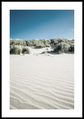 Affischen Sand duneFotoposter över rogivande sand och klarblå himmel.Tryckt på miljövänligt 230g, matt papperFinns i flera storlekar Postern levereras utan ram
