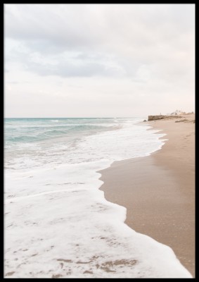 Affischen Sandy beachNaturfärgad poster över en vacker sandstrand med svepande vågor.  Tryckt på miljövänligt 230g, matt papperFinns i flera storlekar Postern levereras utan ram
