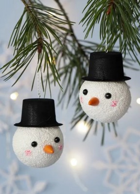 Pysselset, söta snögubbarGör dina egna söta julkulor formade som snögubbar genom att klä frigolitkulor med Foam Clay och dekorera med tillbehör till snögubben.Innehåller Foam Clay med glitter i två färger. Därutöver frigolitkulor, ögon, näsor, hattar och 