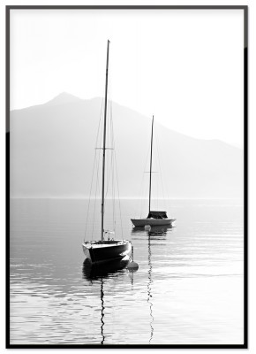 Poster The boatsFotoprint över två båtar i stillsamt vatten. Tryckt på miljövänligt 230g, matt papperFinns i flera storlekar Postern levereras utan ram