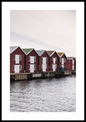 Affischen The housesPoster över vacker och lugn skandinavisk skärgård. Tryckt på miljövänligt 230g, matt papperFinns i flera storlekar Postern levereras utan ram