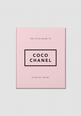 Coffee Table Book, The Little Guide to Coco ChanelNästan 50 år efter hennes död är Coco Chanel fortfarande en av världens mest inflytelserika modedesigners. Hennes historia är en kreativ glans och innovation - hon var en drivkraft för att befria kvinnor f